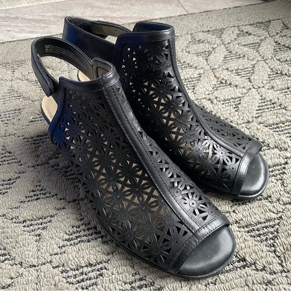 NEW Earth Black Leather Sandal Block Heels Sz 10 - Picture 1 of 6